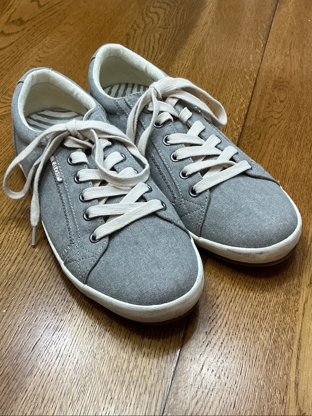 Woman’s Taos Star grey tie sneaker. Size 9. Like new! Canvas. Arch support. Cute